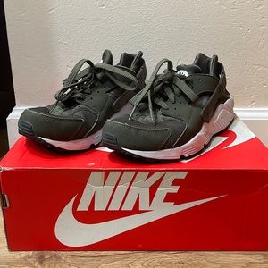 NIKE Air Huarache Run ‘Cargo Khaki’